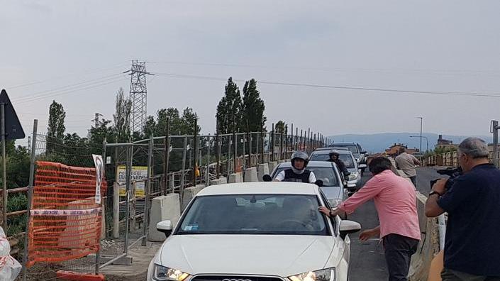 Le prime auto transitate ieri nel ponte di Lugnano