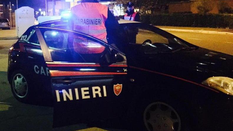 Forano le gomme delle auto e rubano «Attenti nei parcheggi»