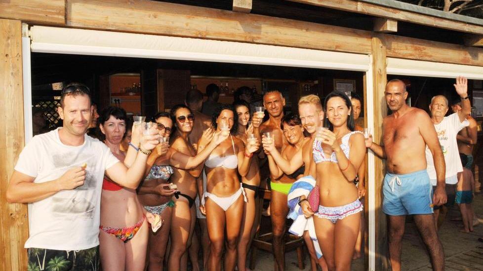 Calici in alto, è grande festa in spiaggia