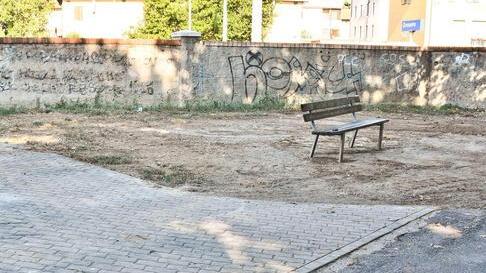 Contro i vandali, giù il muro Verrà realizzato un parcheggio