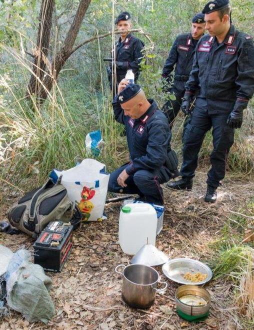 Blitz dei carabinieri Spaccio nei boschi tra bivacchi e droga 