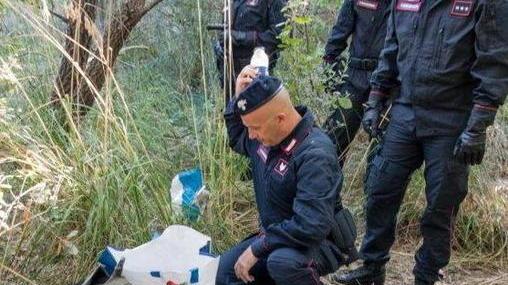 Blitz dei carabinieri Spaccio nei boschi tra bivacchi e droga