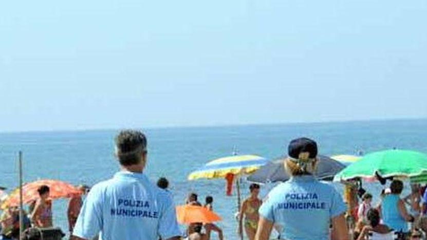 Sanzioni per 12mila euro, oltre 250 articoli requisiti