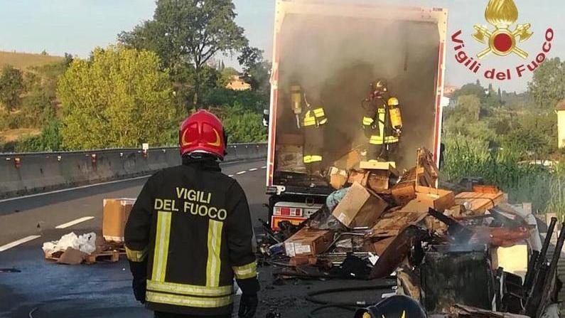 In fiamme un tir carico di mobili
