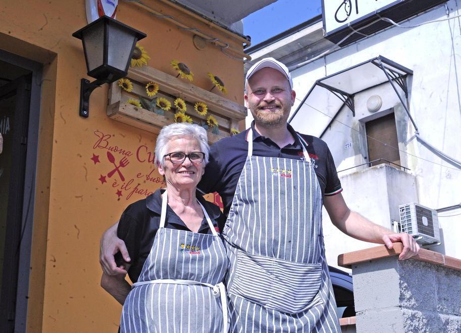 Massimiliano entra in gioco insieme alla nonna Loriana 