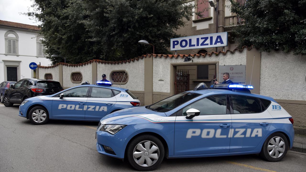 Le volanti davanti al Commissariato di Empoli