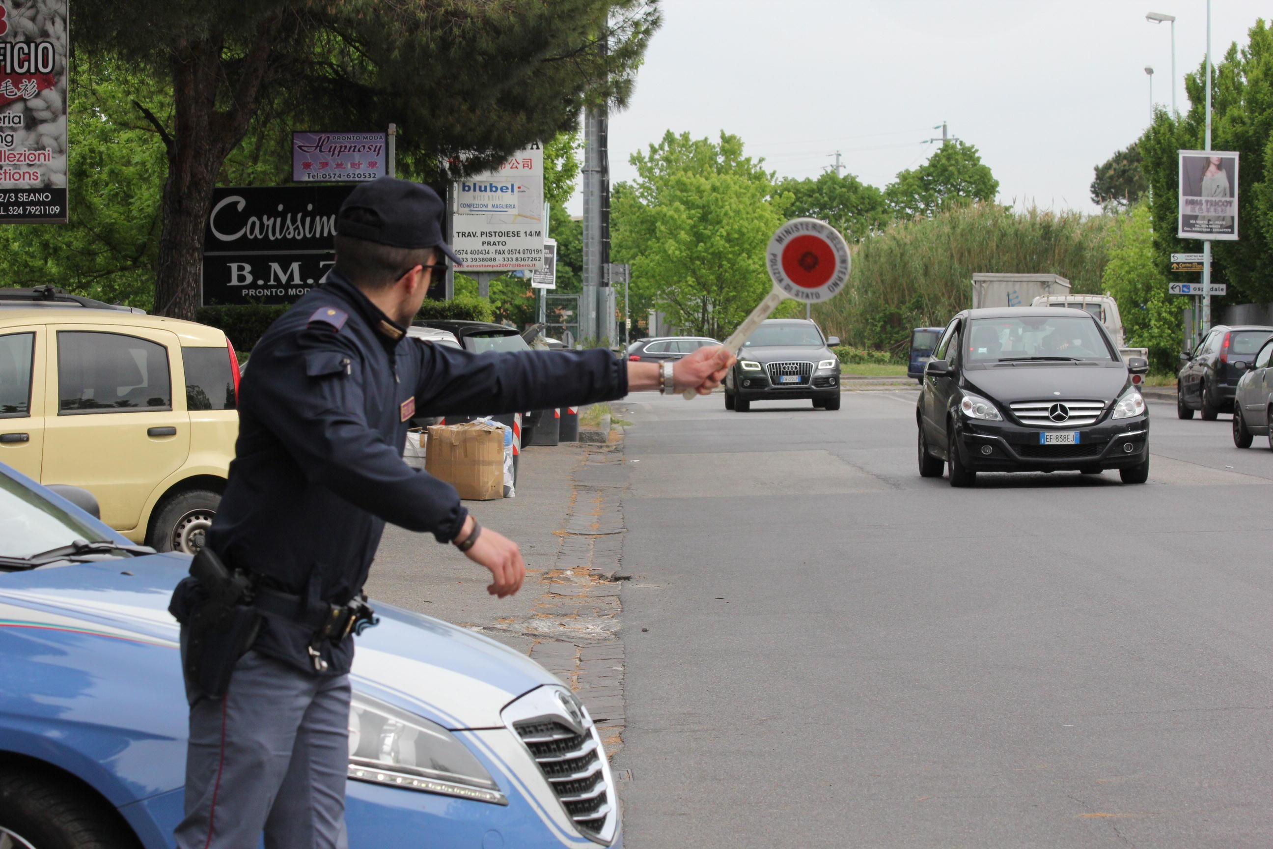 Controlli della polizia al Macrolotto (archivio)