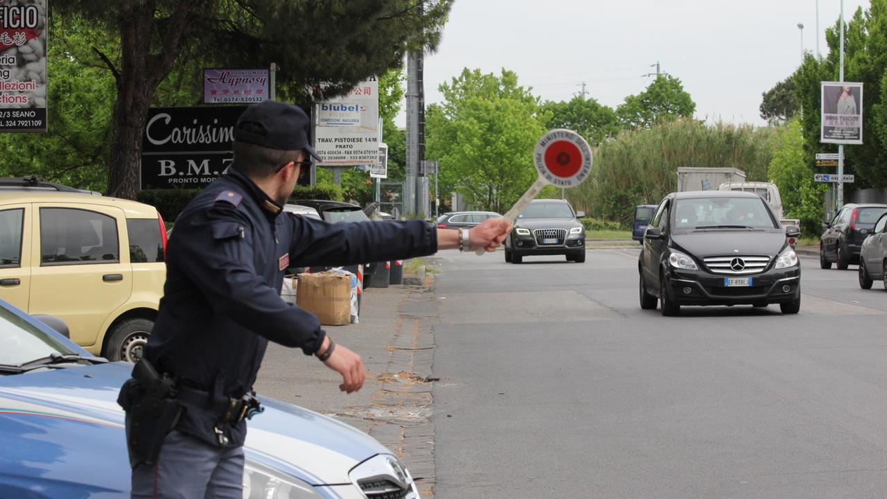 Controlli della polizia al Macrolotto (archivio)