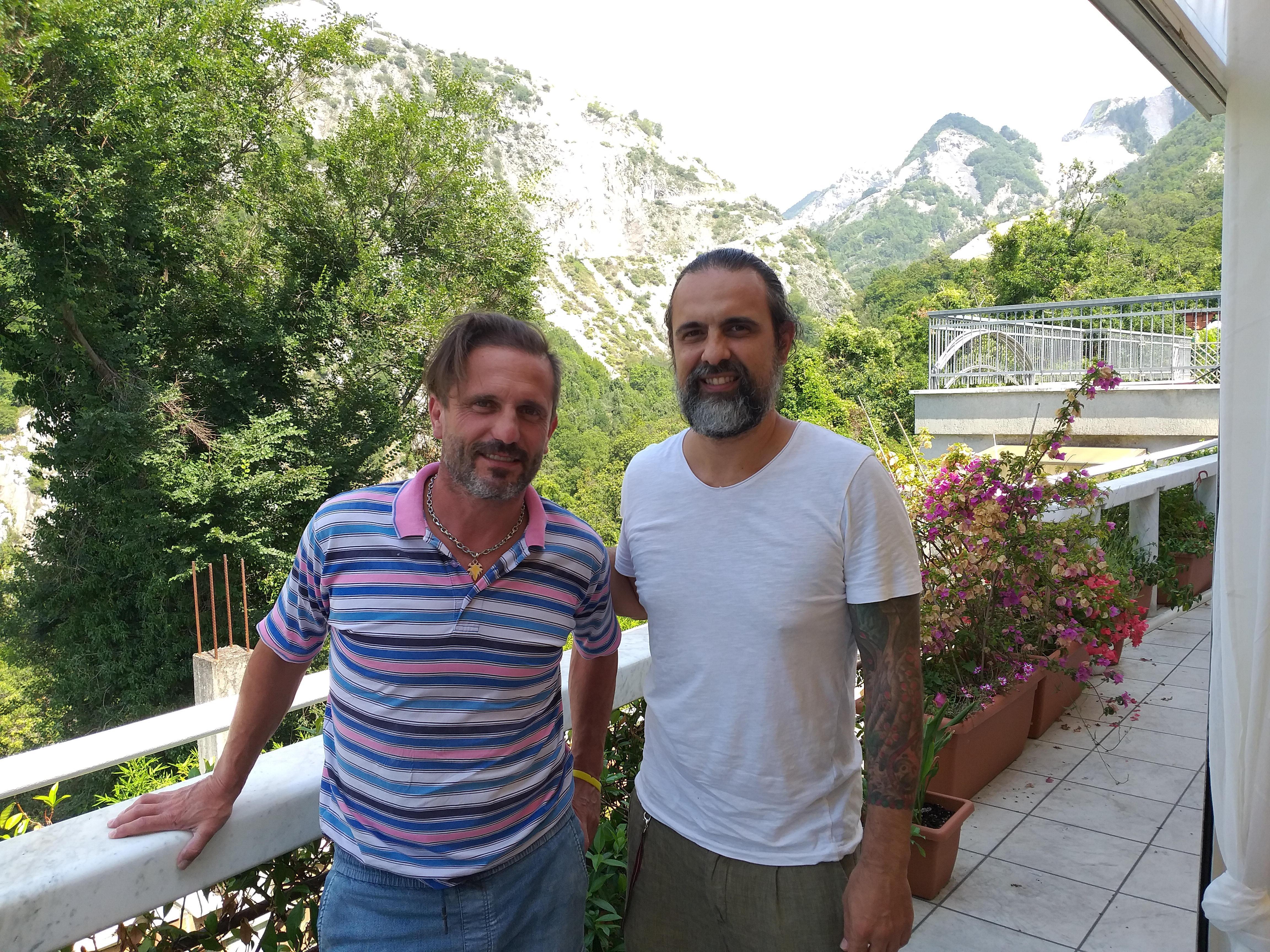 Michele Monfroni e Federico Benedetti, i due artisti che stanno realizzando l'opera d'arte destinata al vincitore del Bagno del Cuore