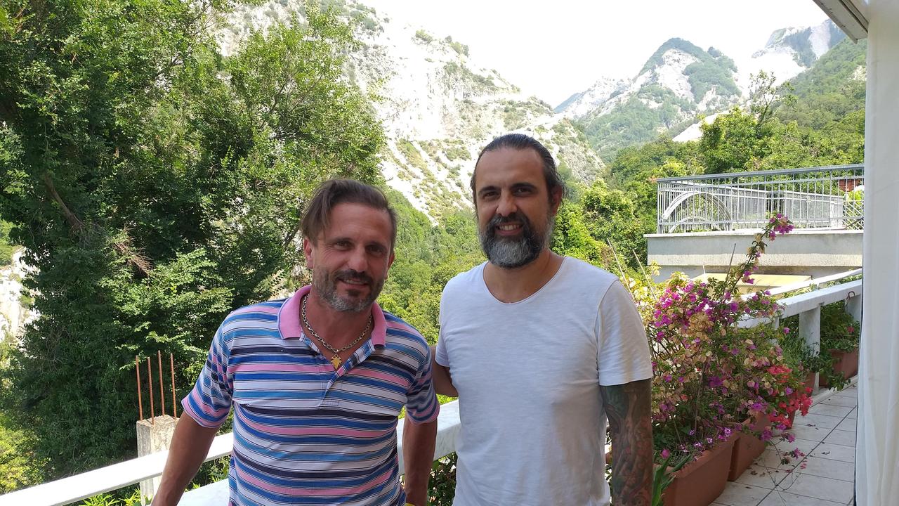 Michele Monfroni e Federico Benedetti, i due artisti che stanno realizzando l'opera d'arte destinata al vincitore del Bagno del Cuore