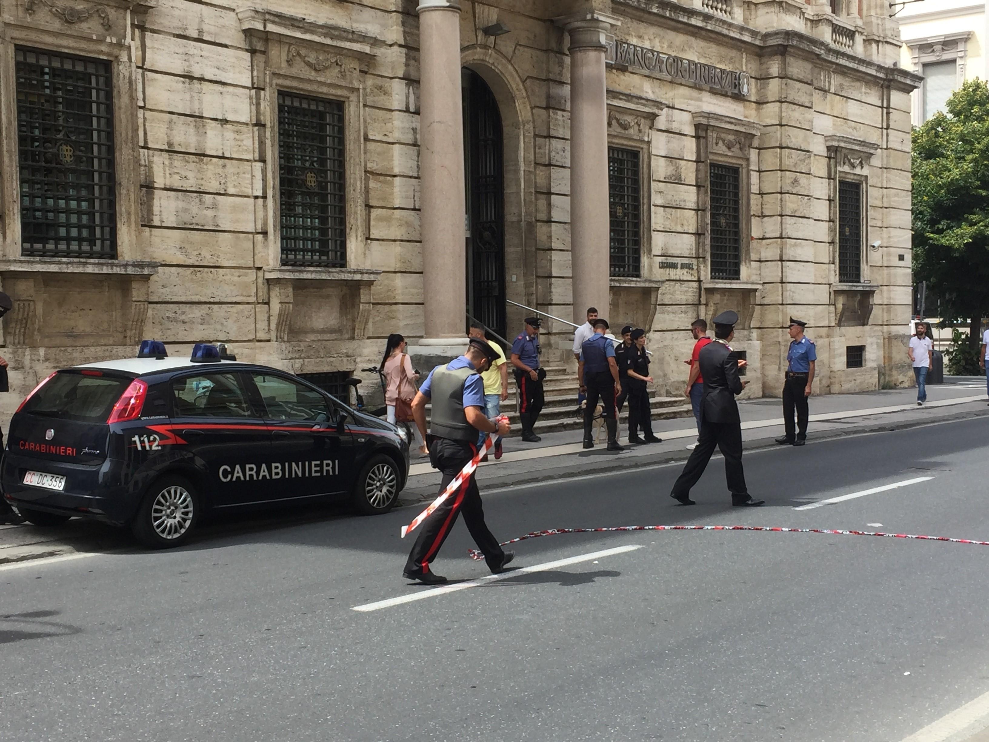 I carabinieri rimuovono il nastro dopo il cessato allarme in Banca Intesa Sanpaolo