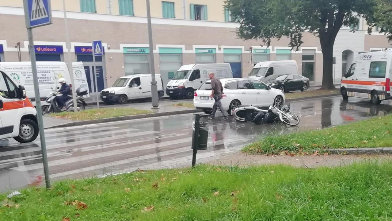 L'incidente e le due ambulanze della Svs sul posto (foto Foschi/Pentafoto)