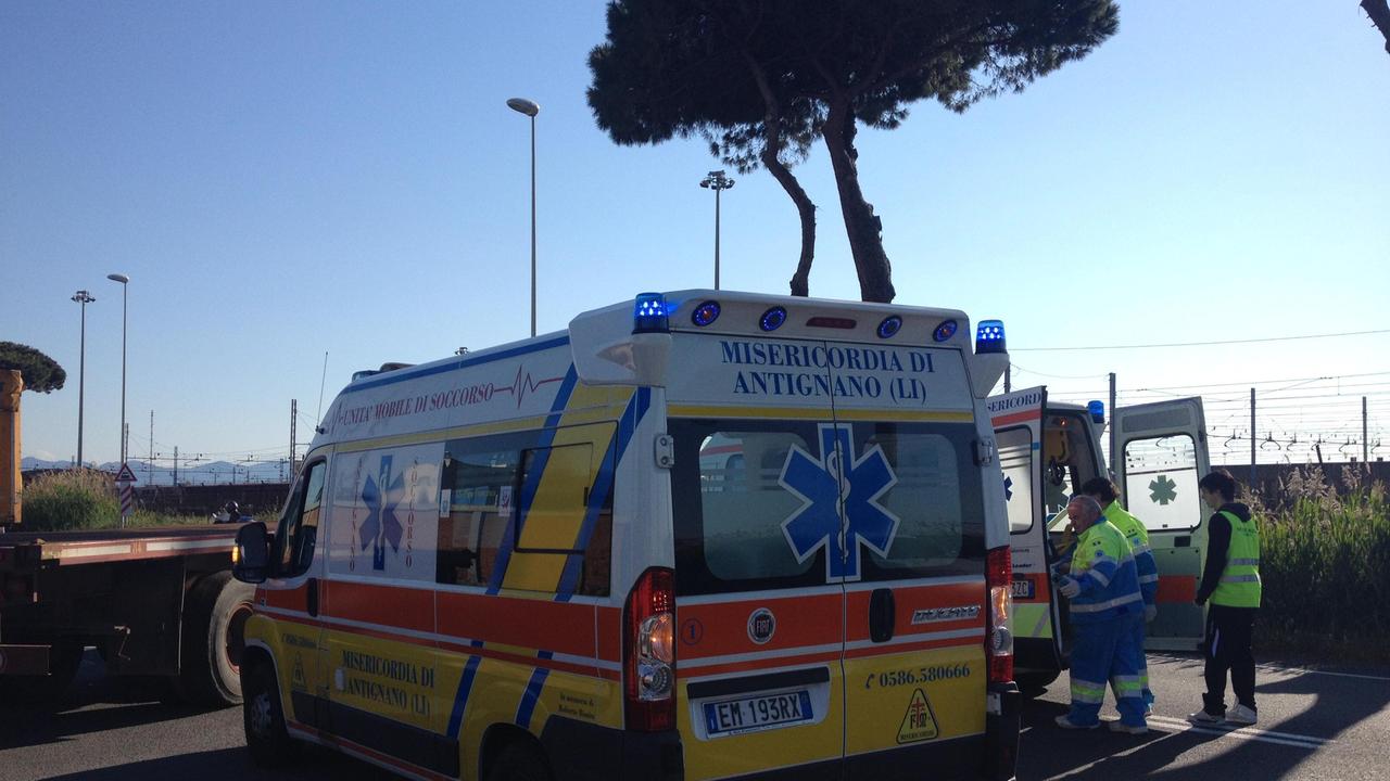 Un'ambulanza della Misericordia di Antignano (foto d'archivio)