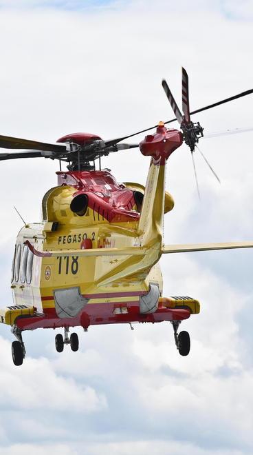 Auto contro albero, 81enne in gravi condizioni 