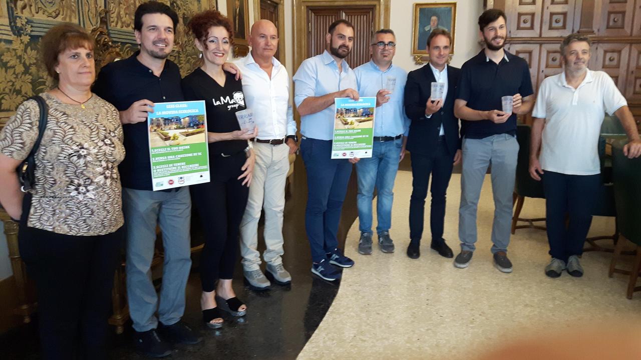 La presentazione di Less Glass in Comune