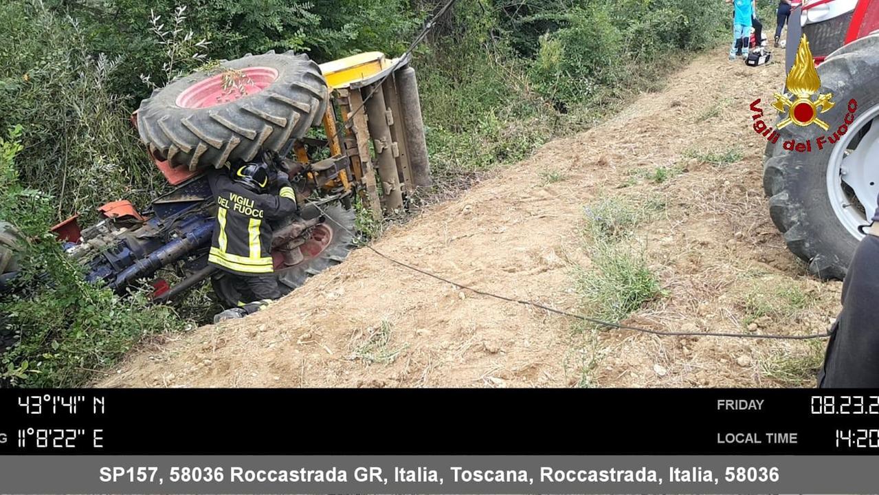 Muore schiacciato dal trattore