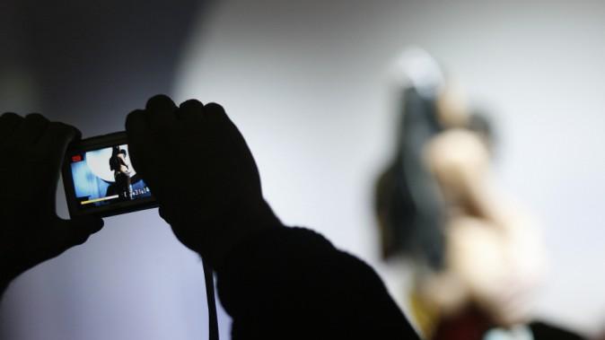 Rivede l'amica dopo anni, hanno un flirt segreto a luci rosse ma poi lei lo ricatta