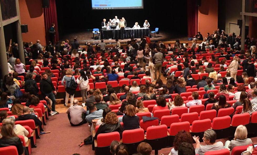 Oltre 480 insegnanti festeggiano il ruolo ma nelle scuole i posti vacanti sono 1.700 