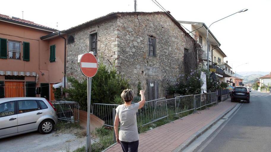 La casa abbandonata di via Leopardi a Pieve a Nievole (foto Nucci)