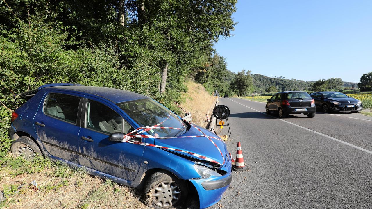 L'auto abbandonata lungo la statale 67 (foto Sestini)