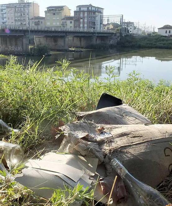 Il mare di rifiuti si combatte all'origine... dei fiumi e delle nostre abitudini