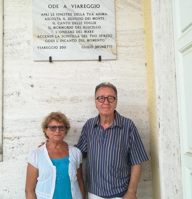 Ode a Viareggio Brunetti visita la targa donata alla città