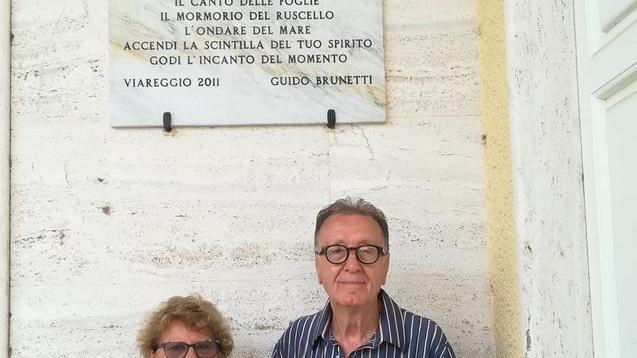 Ode a Viareggio Brunetti visita la targa donata alla città