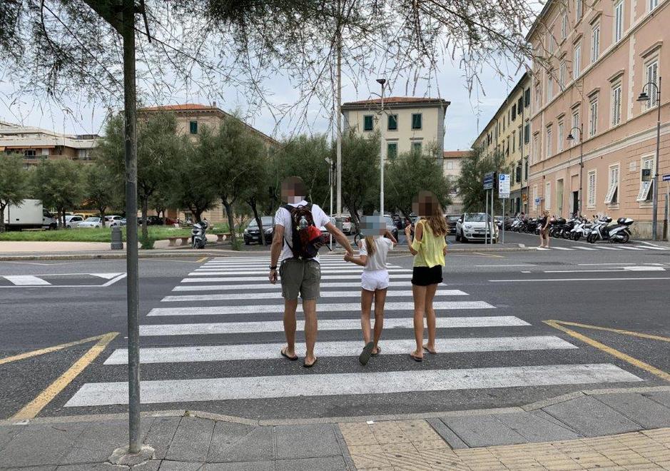 Giovane madre investita sulle strisce col passeggino davanti ai bagni Pancaldi 