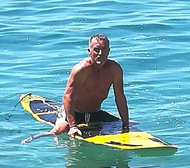 Si sente male mentre è in acqua, salvato dal bagnino dei Sirena 