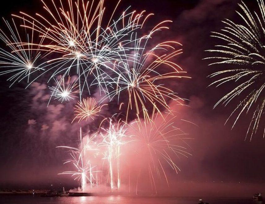 Spettacolo pirotecnico sul lungomare di Marina 