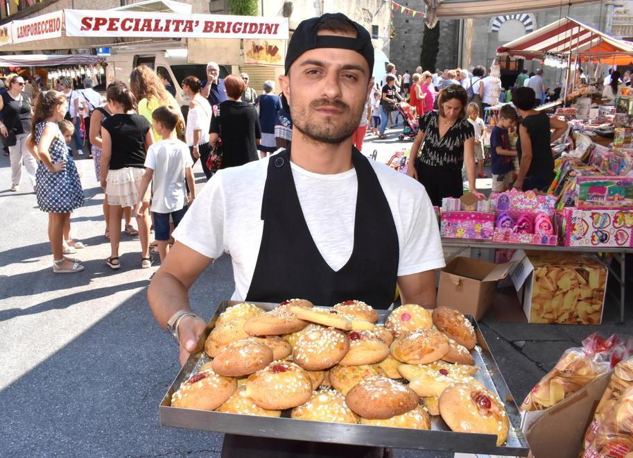 Nella festa di S. Bartolomeo corone di dolci per i bimbi 