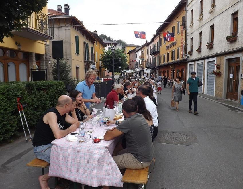 Il paese saluta i turisti con una maxi tavolata