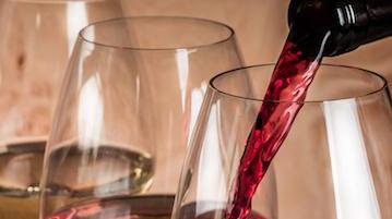 Vino e tante birre fresche riempiono i “Calici in Pineta” al centro di Castelnovo