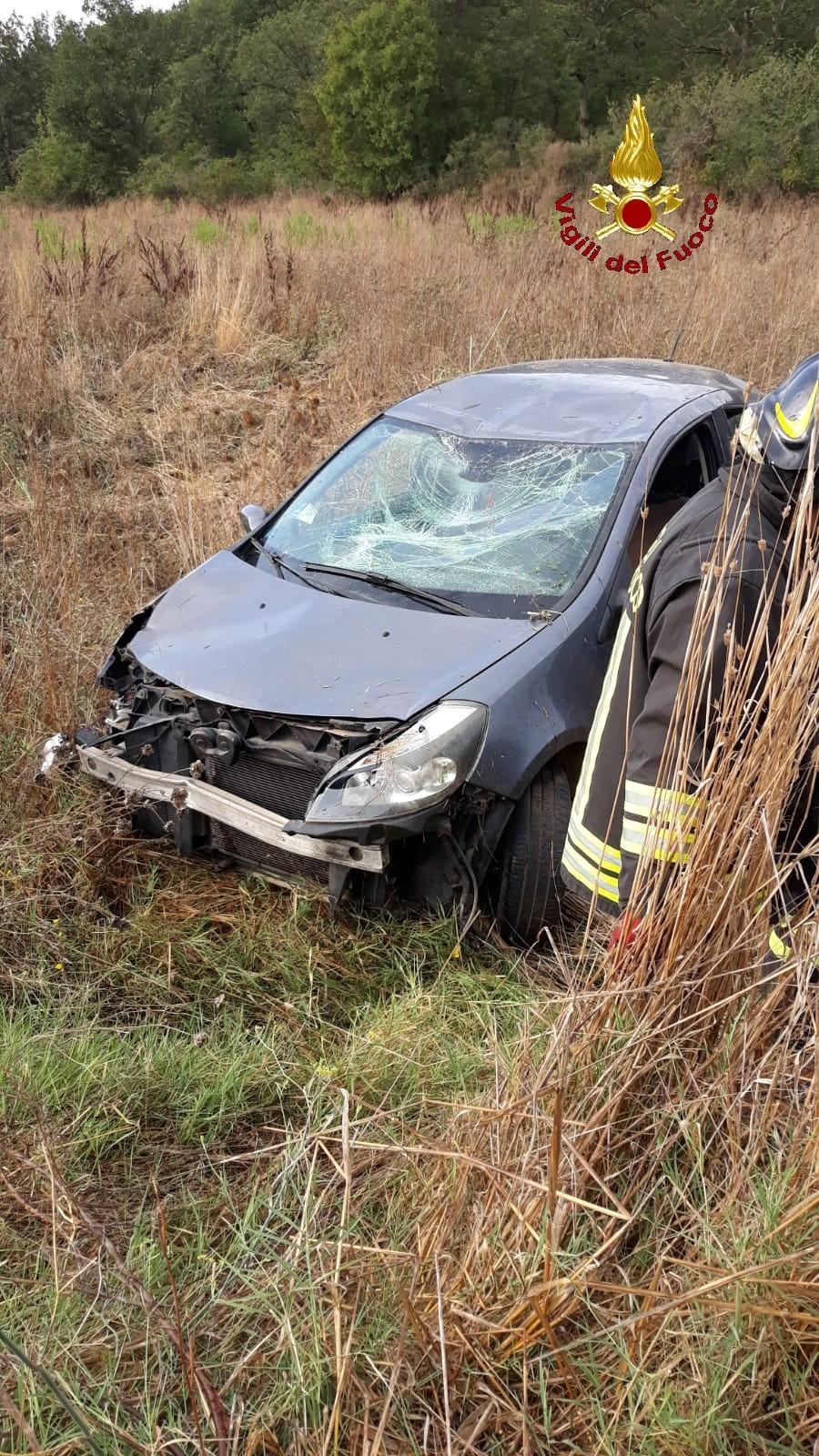 L'auto finita nel campo