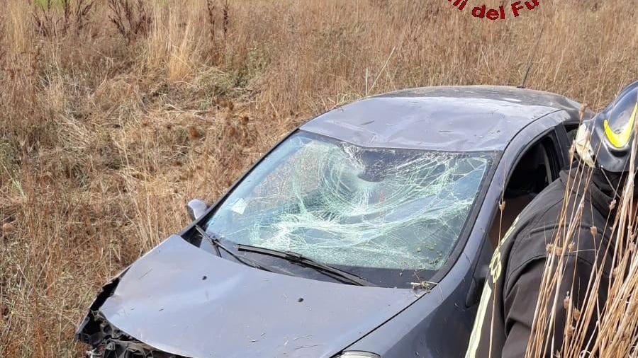 L'auto finita nel campo