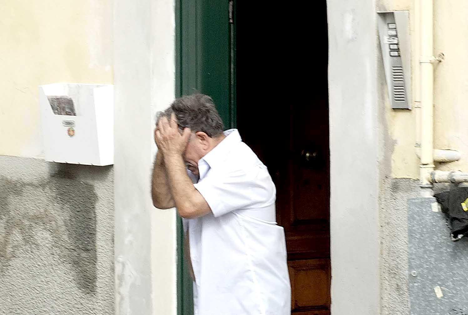 Uno dei residenti durante l'evacuazione (Foto Fabio Muzzi)
