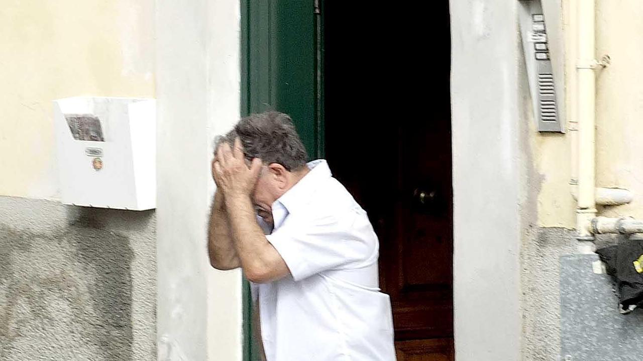 Uno dei residenti durante l'evacuazione (Foto Fabio Muzzi)