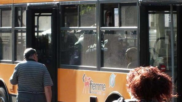 L’autobus riparte sotto la pioggia, disabile resta sul marciapiede
