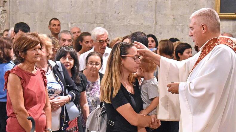 Le unzioni di venerdì pomeriggio in chiesa (Foto Gori)
