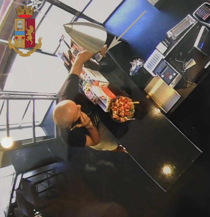 Ruba il telefonino al barista, incastrato dalle telecamere
