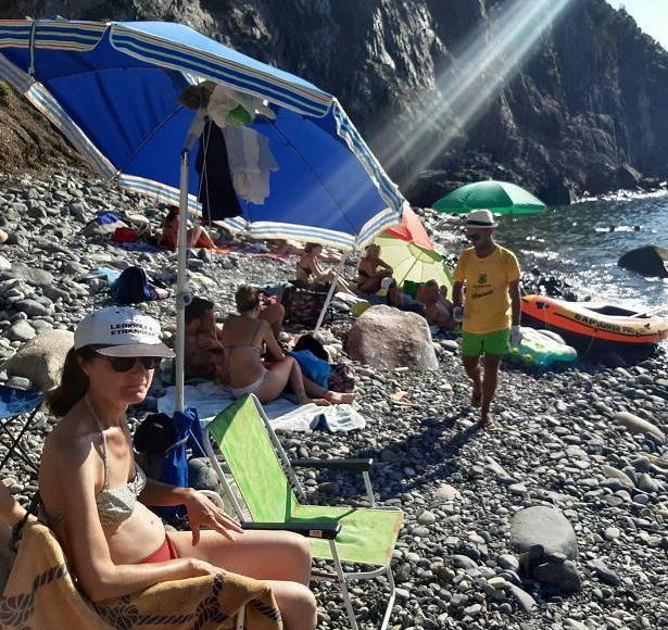 Vele Spiegate a Patresi, via i rifiuti spiaggiati con l’aiuto dei turisti poi il premio del tramonto