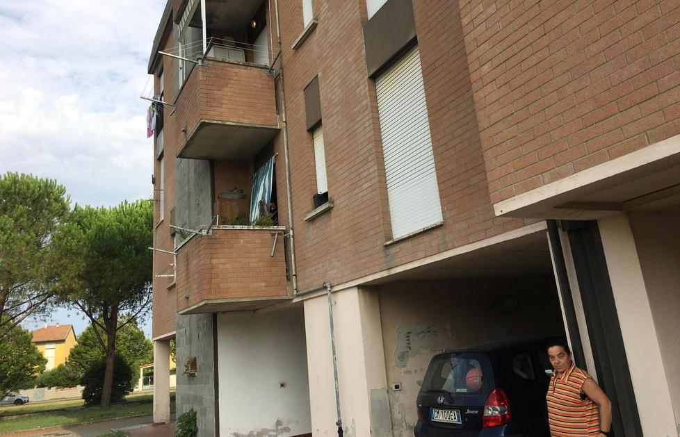 Vede un ladro fuggire e cerca di bloccarlo 