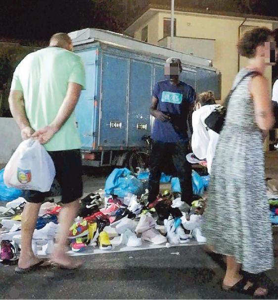 Un venditore alla Mazzanta che contratta con alcuni clienti