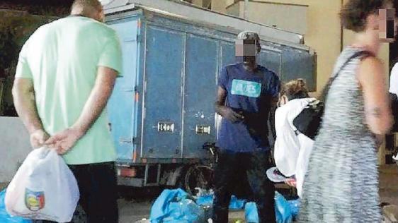 Un venditore alla Mazzanta che contratta con alcuni clienti