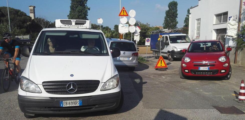 Via della Fontanella, imbuto pericoloso: «Rischiamo di avere i camion in casa» 