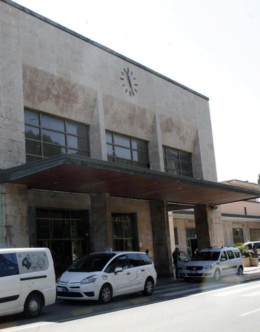 Caos sui taxi notturni: «Colpa del servizio centrale di call center» 