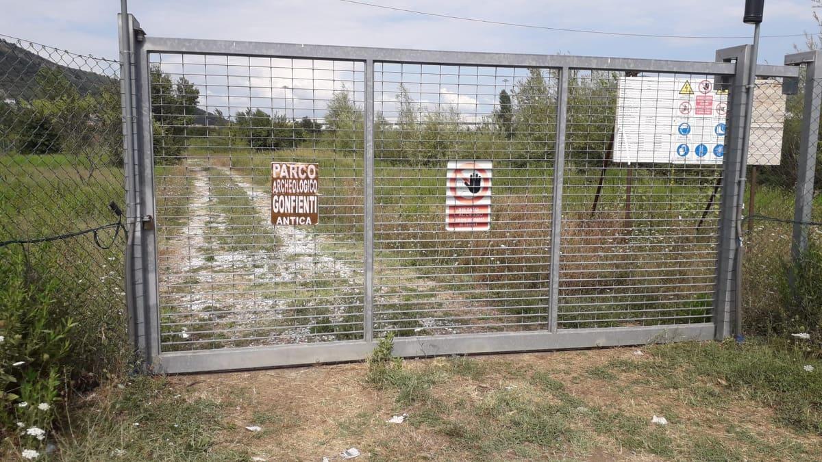 Il cartello che indica il parco archeologico di Gonfienti affisso al cancello d'ingresso