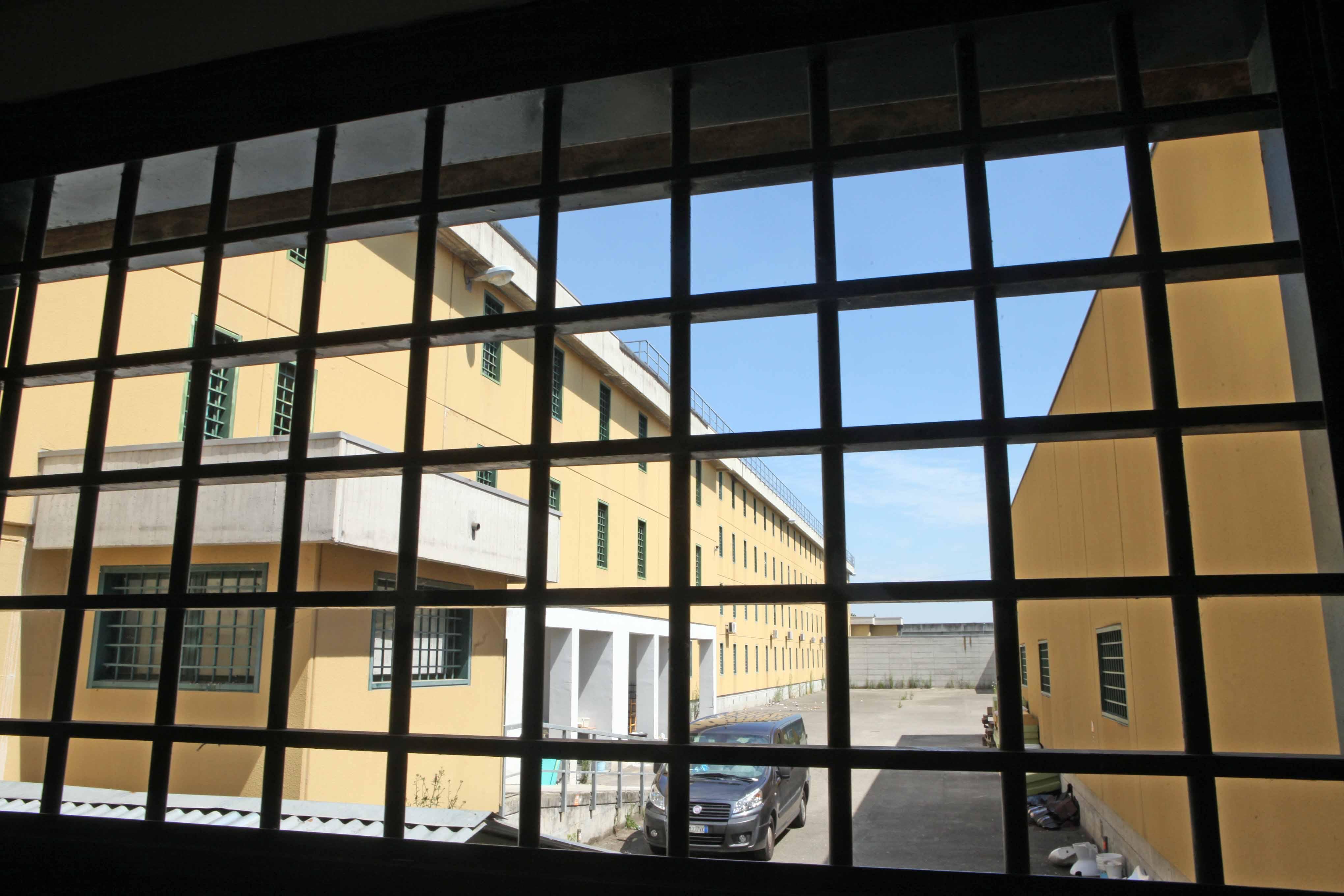Reggio Emilia, allarme in carcere: detenuto magrebino devasta il bagno e dà fuoco alla cella