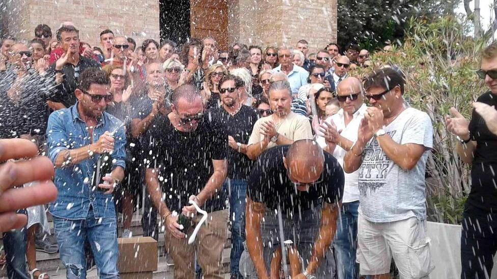 Bollicine per Nicola. Chiesa stracolma per l’addio al sommelier Dallori