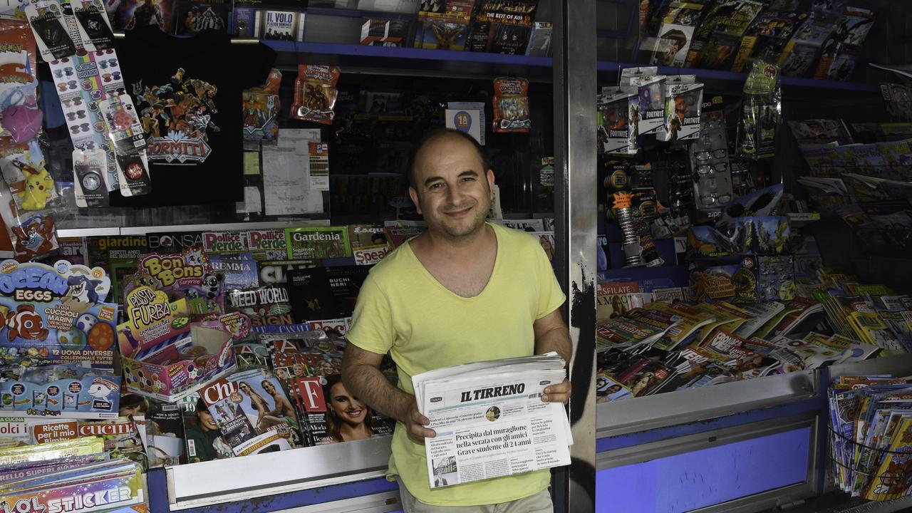 L'edicola di piazza De Maria e il suo titolare (foto Agenzia Bf)